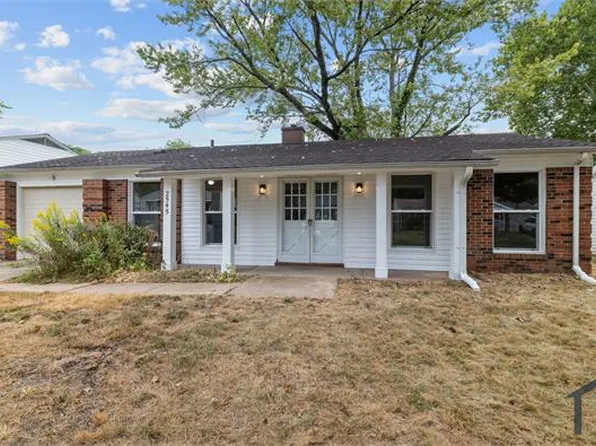 2545 Oakwood Manor Dr, Florissant, MO 63031
