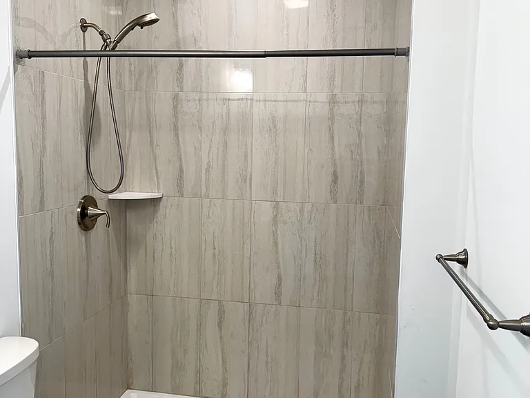 169 Coastal Drive - Spacious Walk-In Shower w/ Low Curb Entry