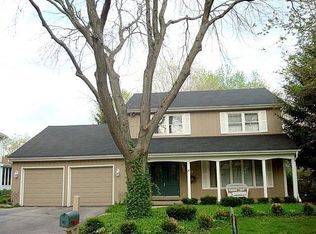 15 N Greenwich Ln, Geneva, IL 60134