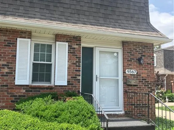 9567 Perry Ln, Overland Park, KS 66212
