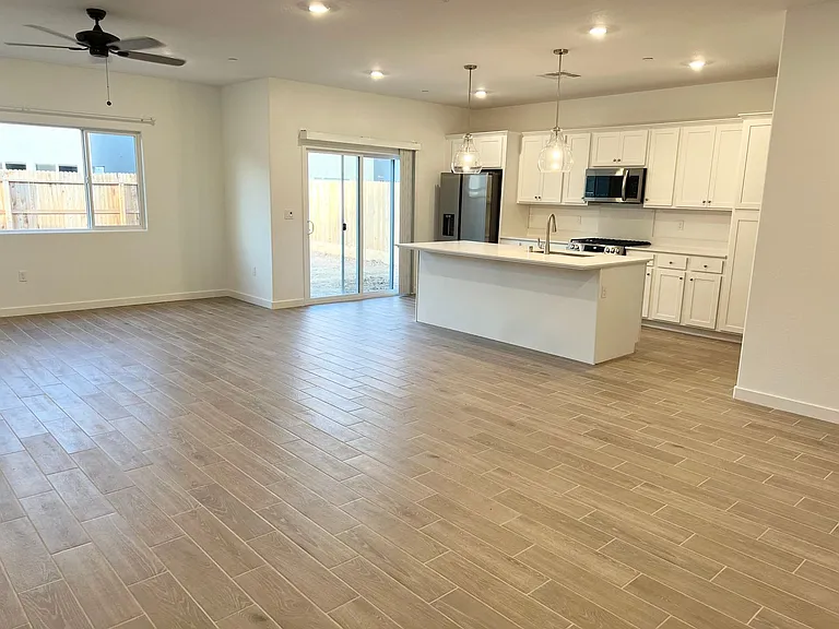 6590 E Krum Ave — Photo 3