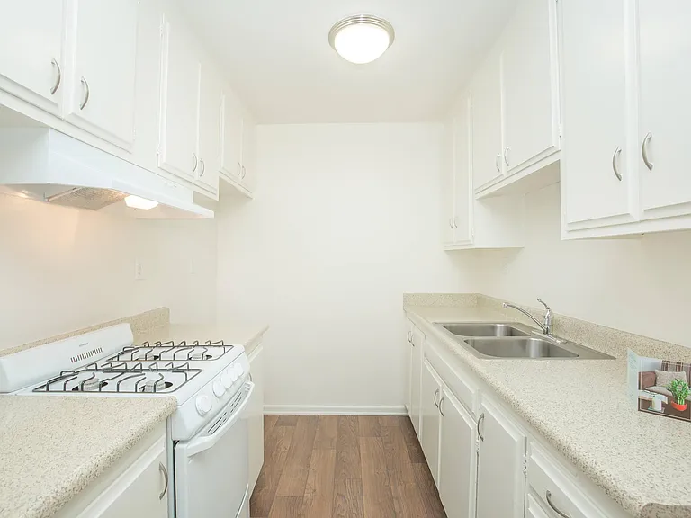 Playa Mediterranean Apartment Homes — Photo 13