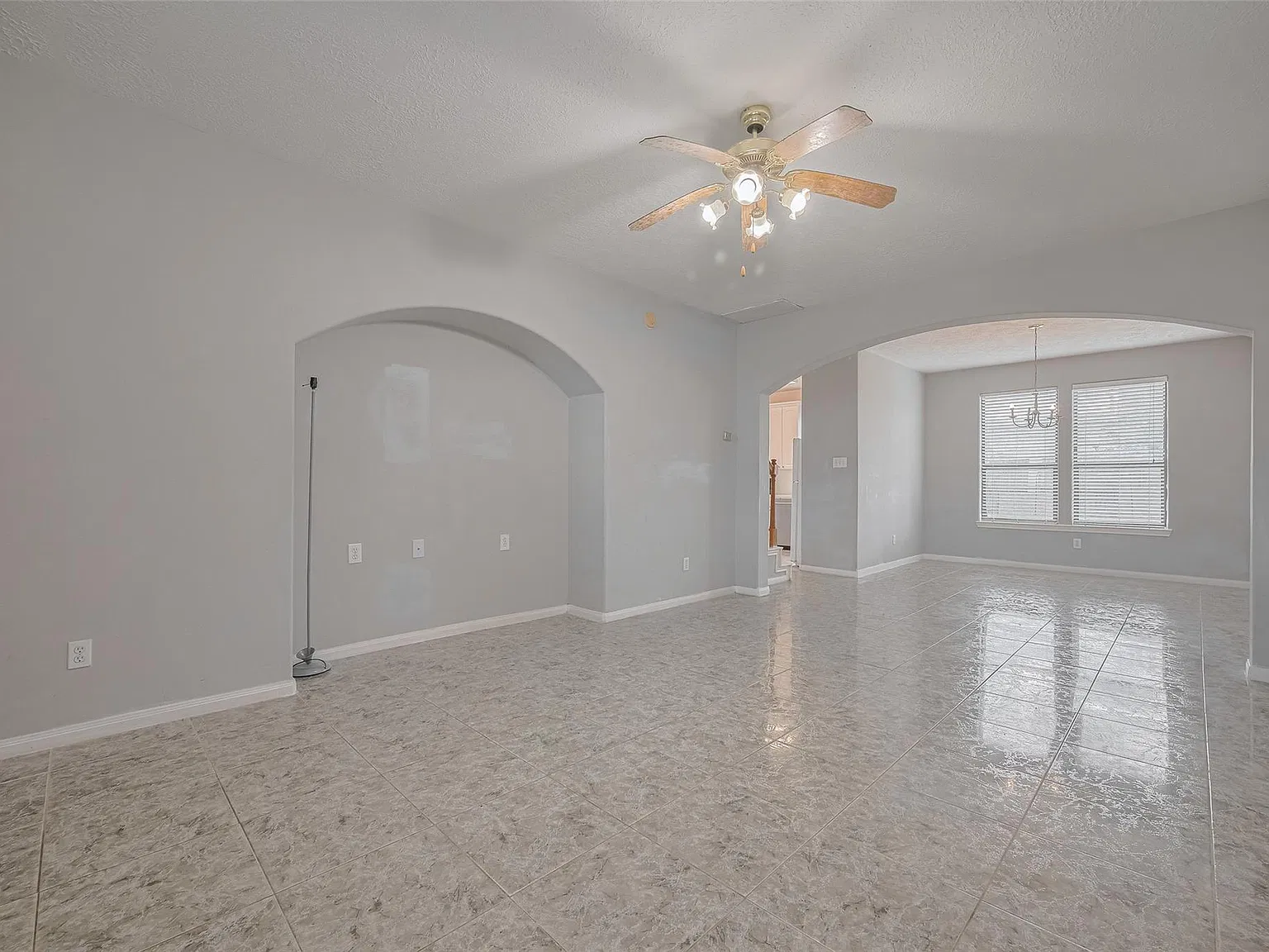 4 bed, 2.5 bath, 2134 sqft, $2,000 — Photo 2