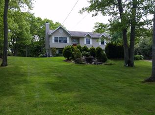 98 Fanning Ave, Hampton Bays, NY 11946