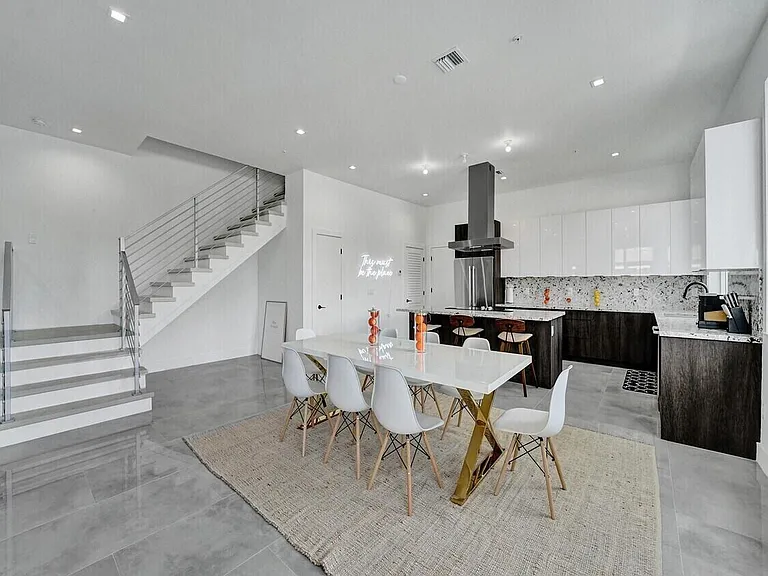 1220 NE 15th Ave — Photo 10