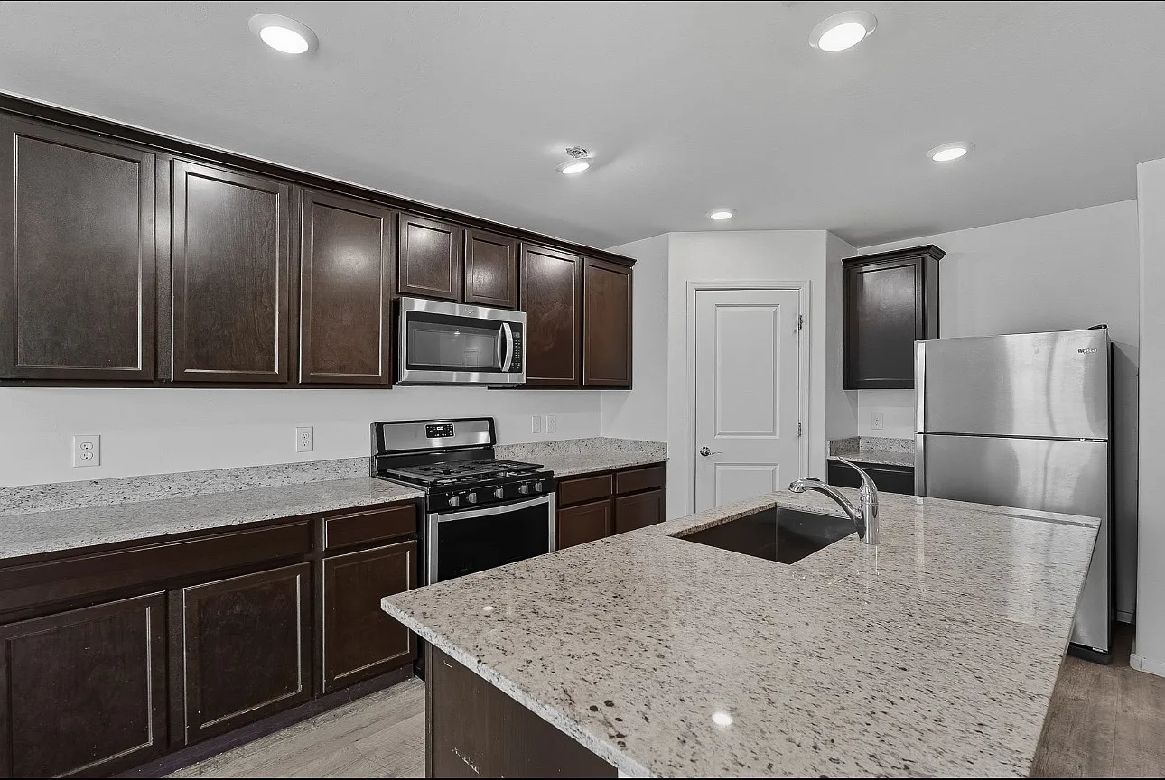 7525 W Portugal Pl — Photo 2
