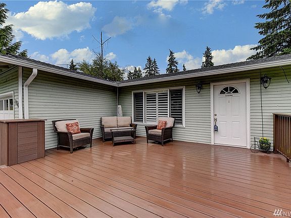 Inviting Front Porch Entertainment 