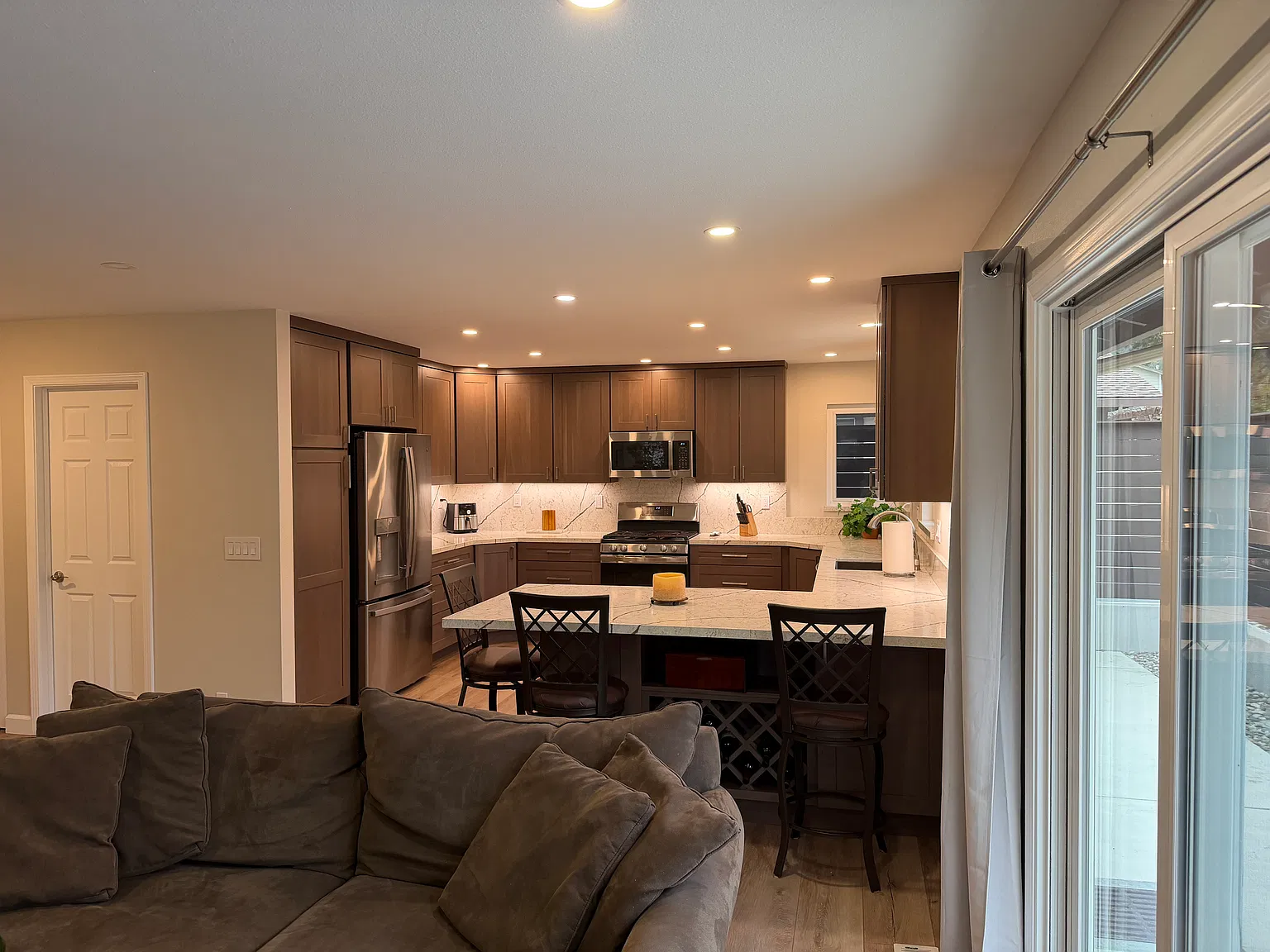 2 bed, 1040 sqft, $4,650 — Photo 3