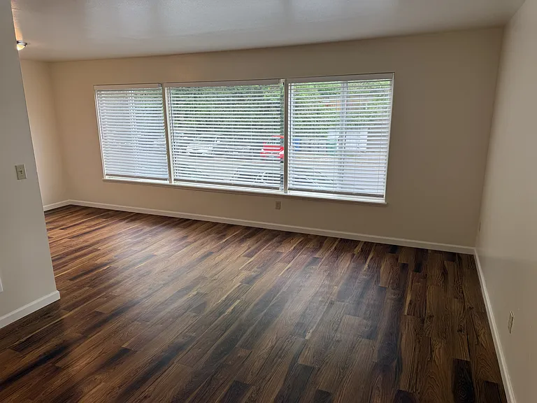 4760 22nd Ave NE #10 — Photo 5
