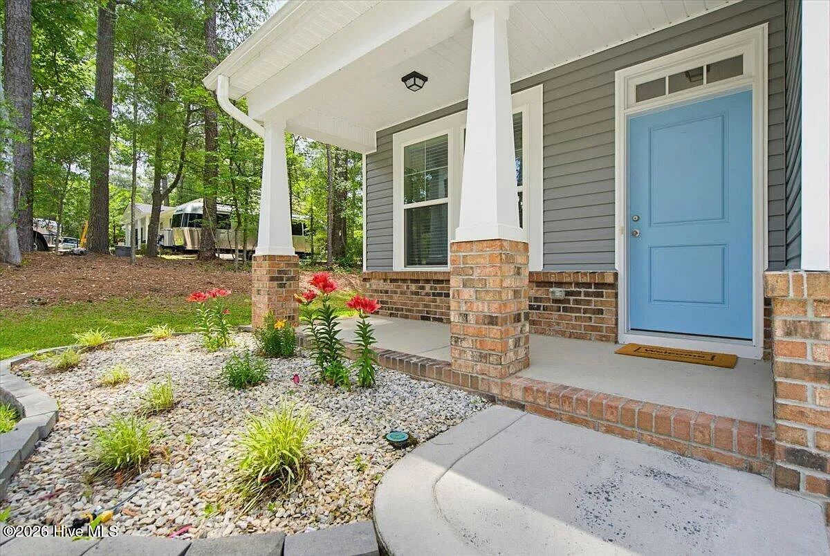 4 bed, 2.5 bath, 2472 sqft, $2,400 — Photo 2