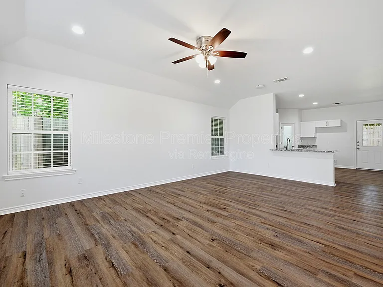422 E Elm St — Photo 5