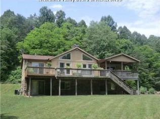 205 Red Bud Ln, Hurricane, WV 25526