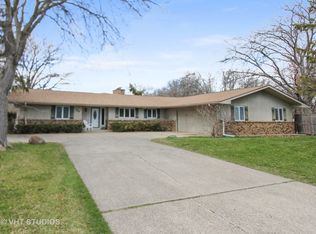 715 Sunrise Rd, Libertyville, IL 60048
