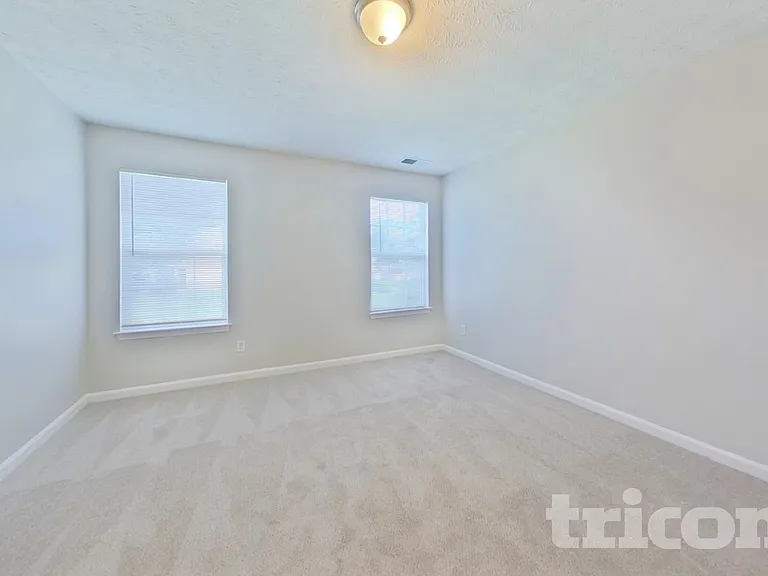 936 Edgewood Ln — Photo 15