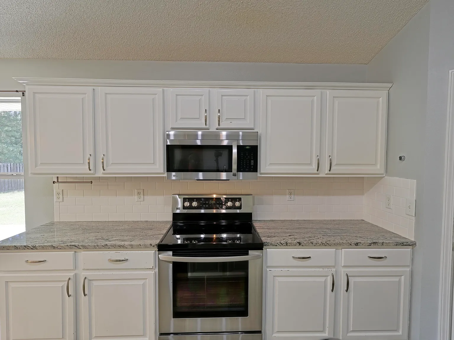 4 bed, 2.0 bath, 2128 sqft, $2,400 — Photo 3