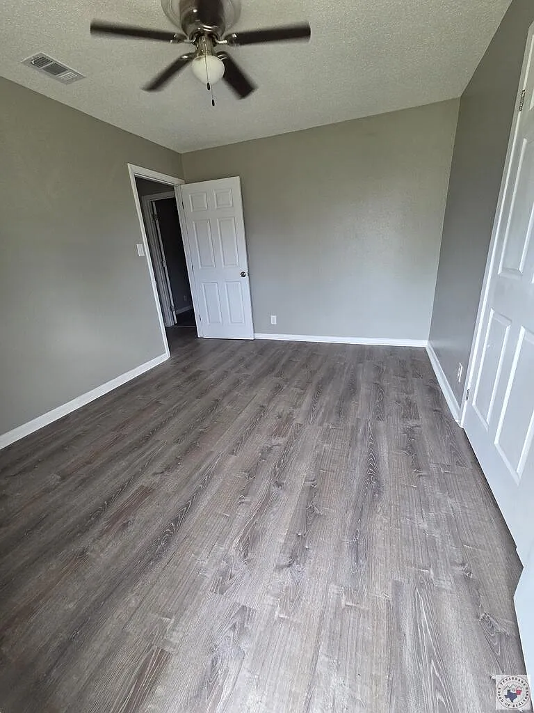 2 bed, 1.0 bath, 1840 sqft, $1,300 — Photo 3
