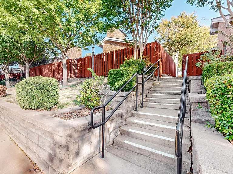 2569 Shady Ridge Dr — Photo 2