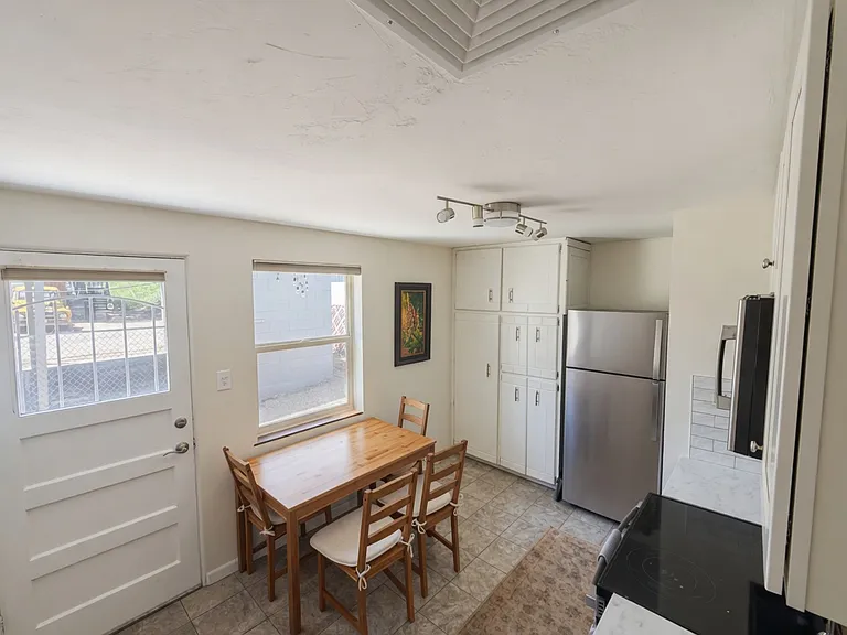 1017 E Columbia St — Photo 11