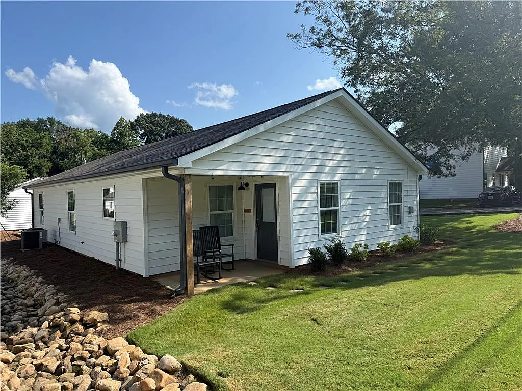 3 bed, 2.0 bath, 1386 sqft, $1,850 — Photo 1