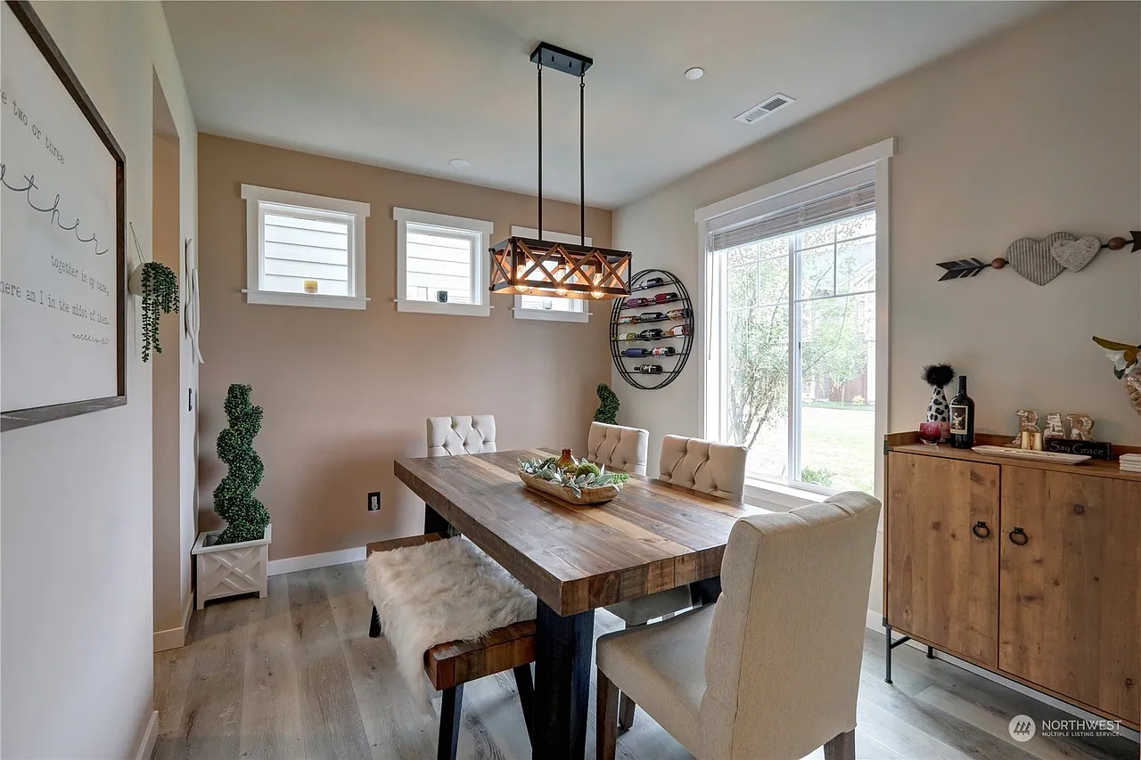 4 bed, 2401 sqft, $3,150 — Photo 4