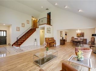 9 Sands Ct, Great Neck, NY 11023