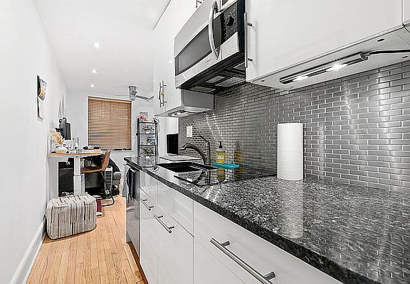 3rd image of 140 W 10th St