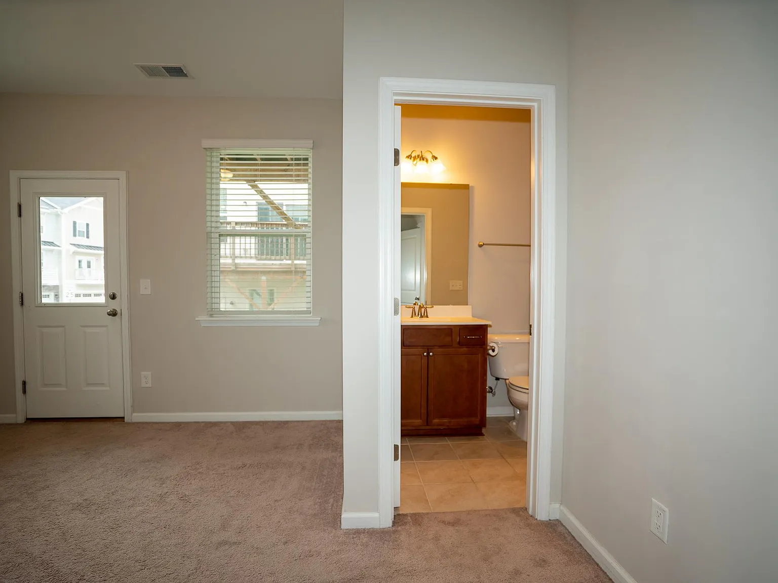 4 bed, 3.5 bath, 2347 sqft, $2,345 — Photo 4