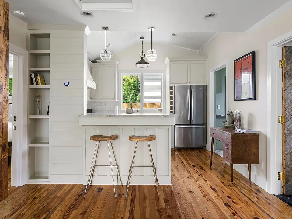 7 Senate St