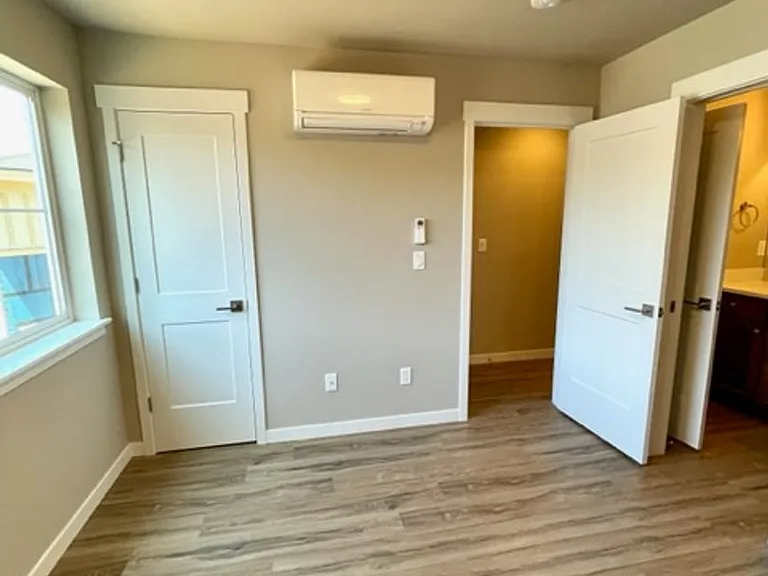 Jennifer Triplex - 61525-JENN-00 — Photo 15