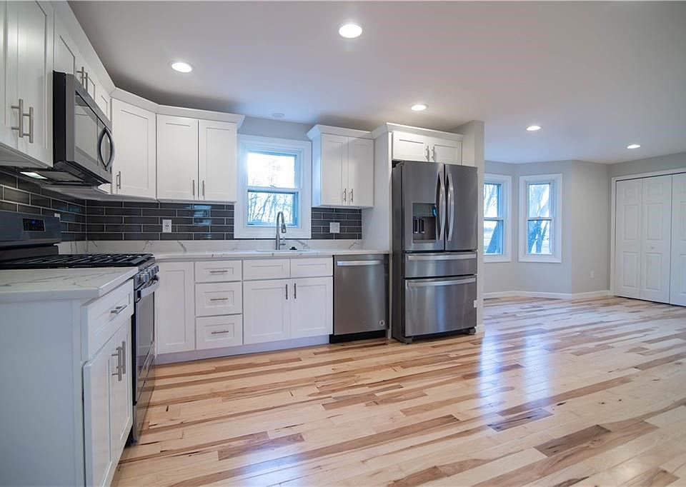 Large Eat-in-Kitchen