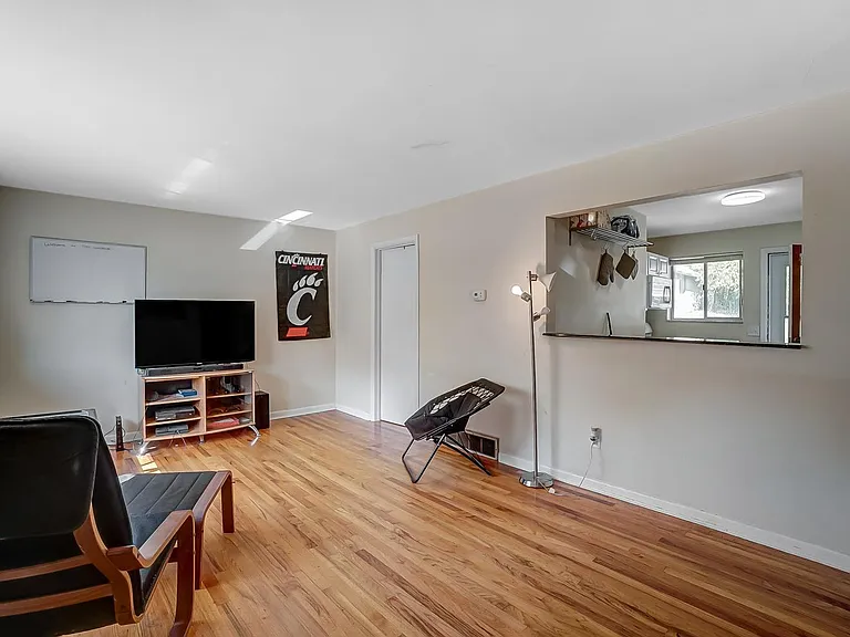 454 Warner St — Photo 7