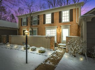 1525 Surrey Ln, Rochester, MI 48306