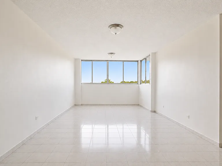 Condominio Golden Tower Apt 602 — Photo 2