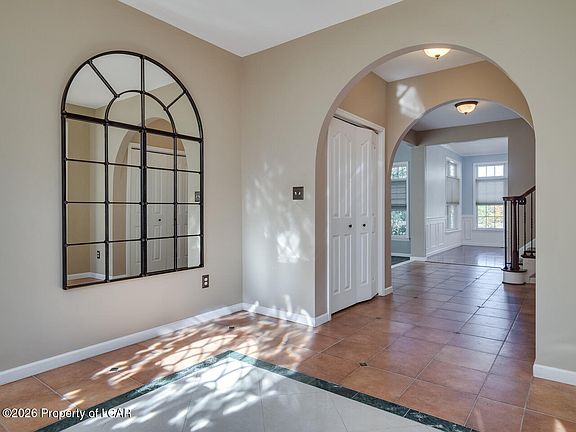5th image of 22 Jennifer Ln