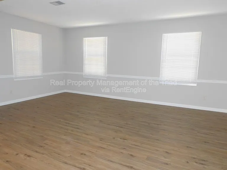 4921 Chaucer Dr — Photo 4