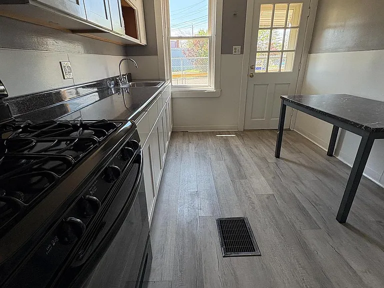 917 Koehler St — Photo 6