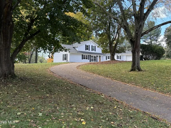 1038 Dell Cir NW, North Canton, OH 44720