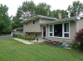 106 Country Ln, Cary, IL 60013