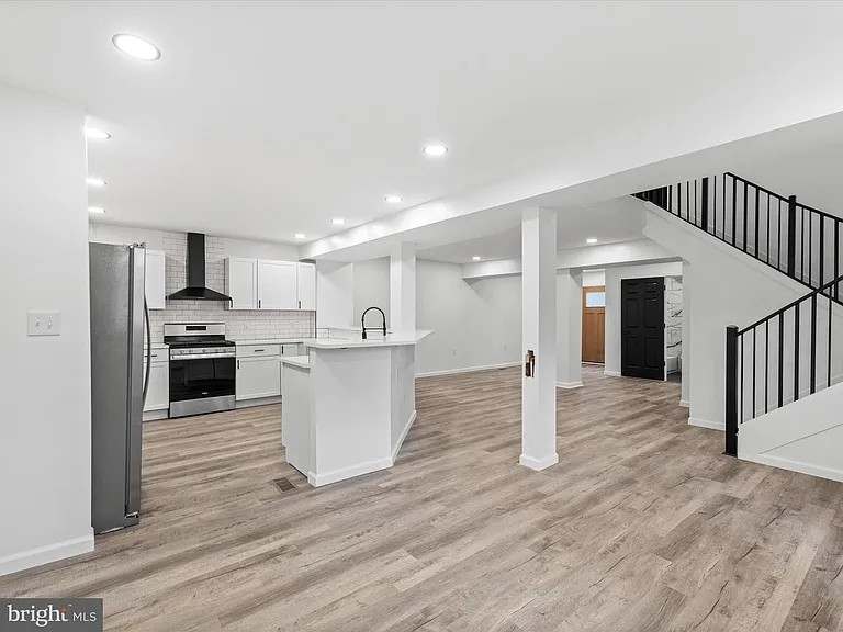700 Moores Ave — Photo 2