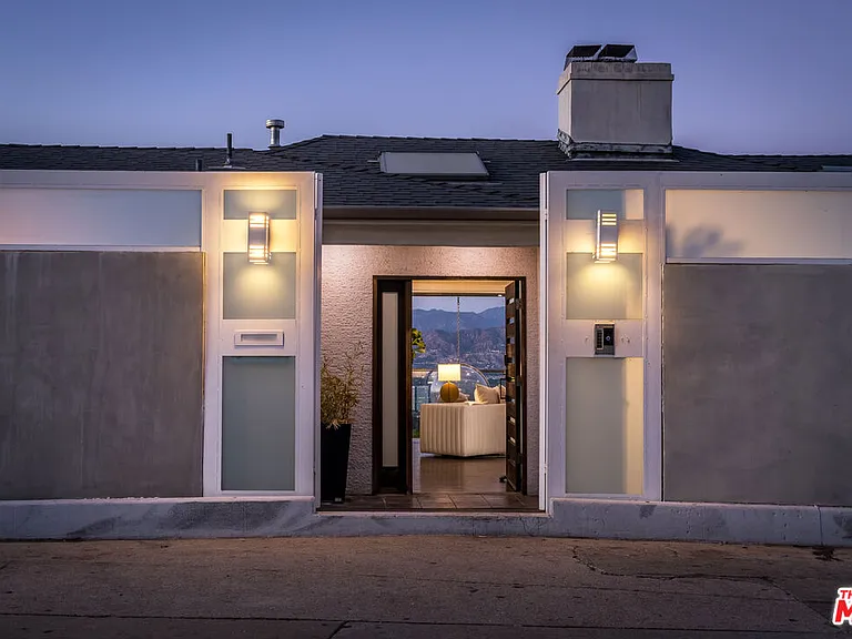 7177 Pacific View Dr — Photo 34