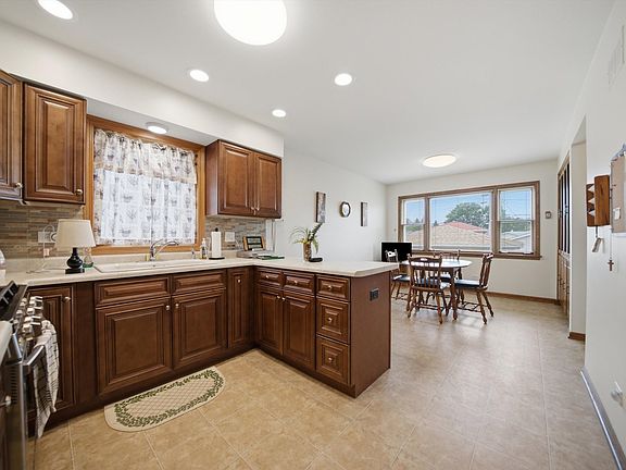 4th image of 6428 W 85th St