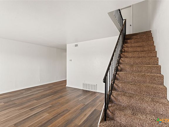 4th image of 218 E Victory Ave