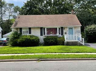 17 Kuhl Ave, Hicksville, NY 11801