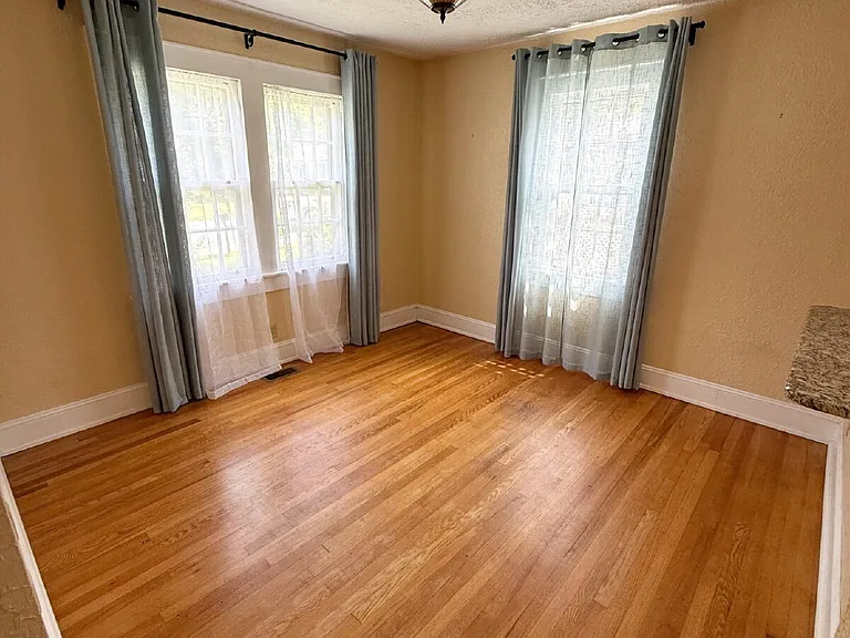 129 Hazelwood Ave — Photo 2