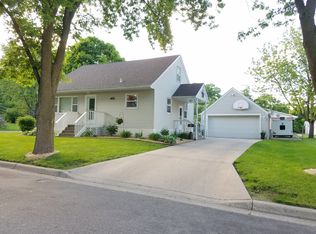 1805 9th St E, Glencoe, MN 55336