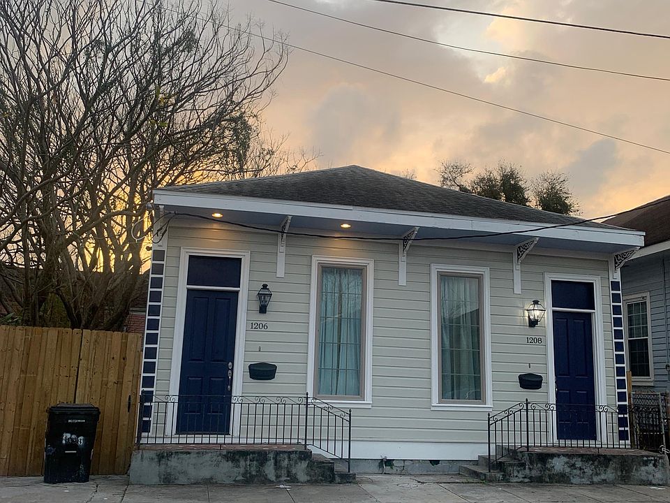 This is the front of the home. The unit that is for lease is on the left (1206).