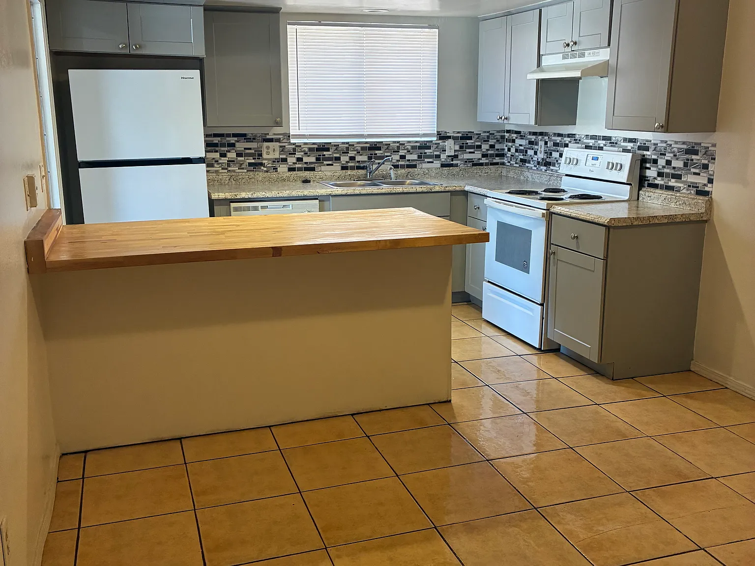 3 bed, 1350 sqft, $1,950 — Photo 3
