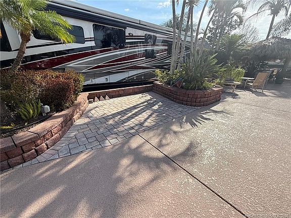 5th image of 390 NW Boundary Dr