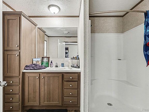 3rd image of 425 Elm Dr