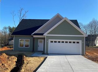 1016 Fairfield Dr, Yadkinville, NC 27055